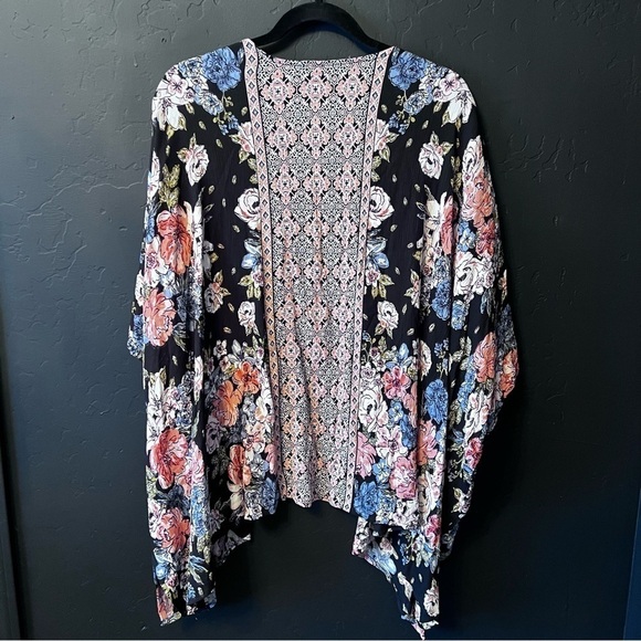 Boot  Barn Angie kimono Size:M Color:Black/ blush floral print NWT - Picture 5 of 8